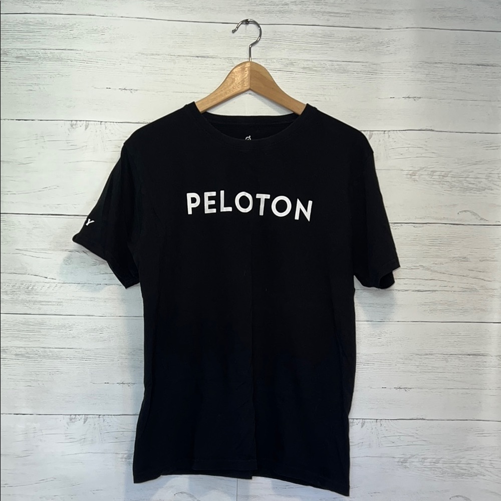Peloton men’s tee shirt🍒